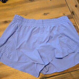 Athleta 3" hustle shorts